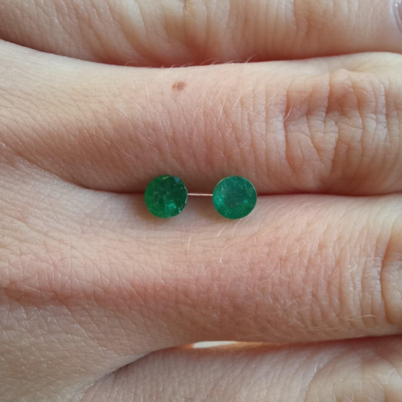 0.46ct Round Emerald Stone with finger view - cape diamond exchange