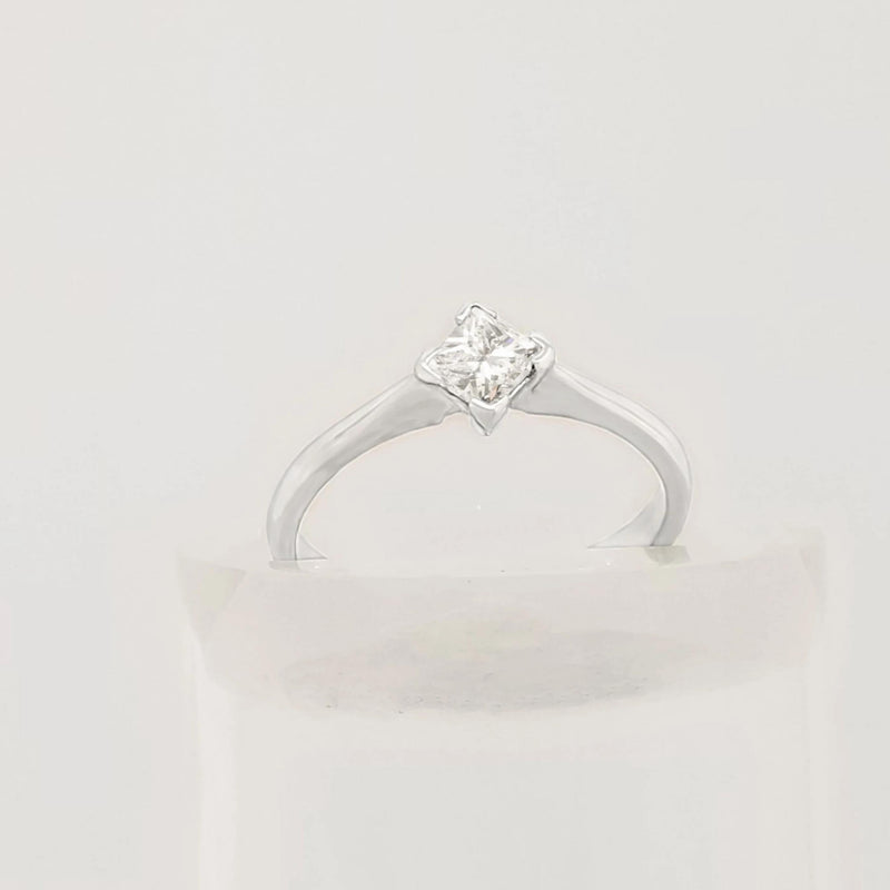 18 kt White Gold Diamond Solitaire Ring - Cape Diamond Exchange