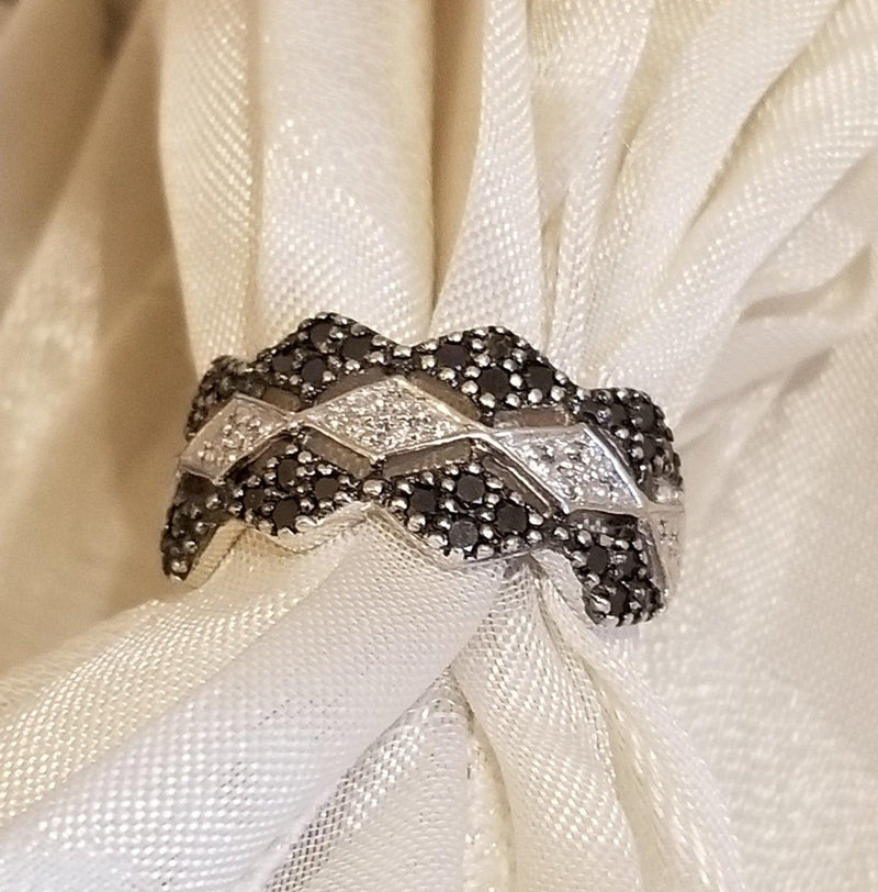 Black and White Diamonds Zigzag Ring - Cape Diamond Exchange