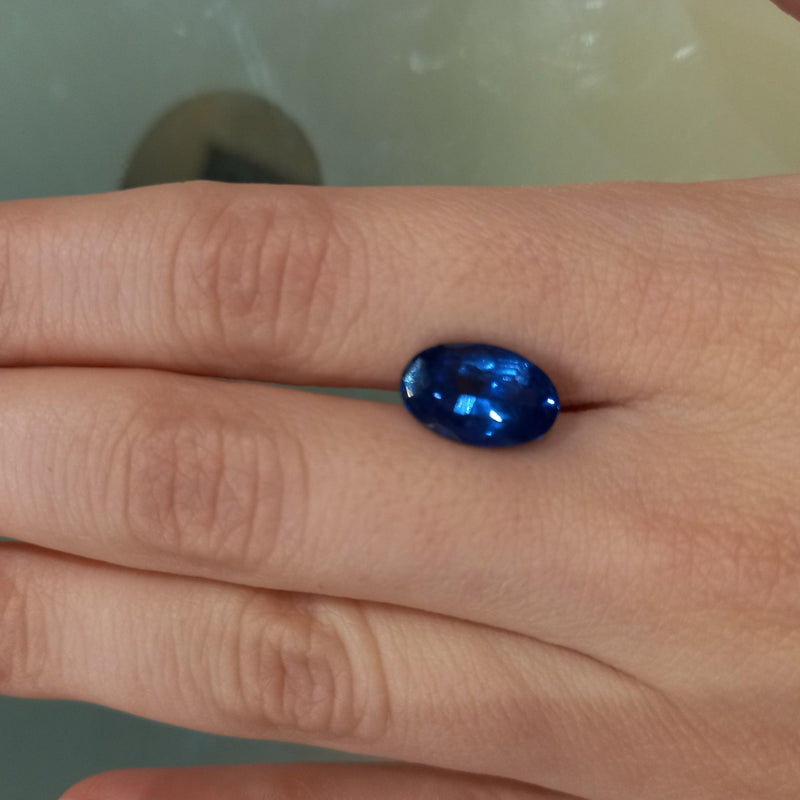 3.94ct Oval Tanzanite Stone with side view - cape diamond exchange