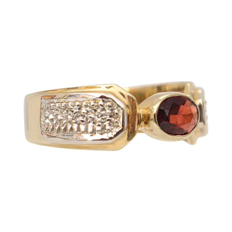 9 kt Yellow Gold with Oval Garnet Ring