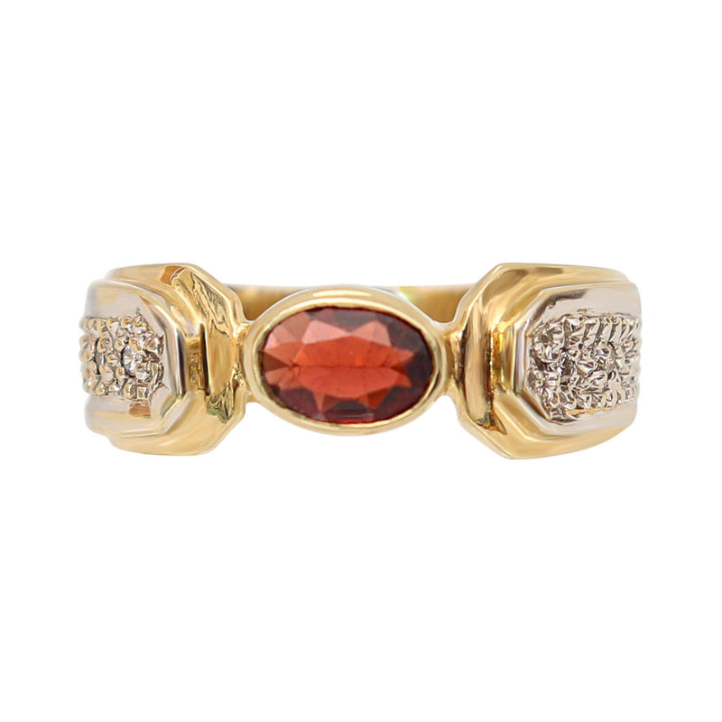 Garnet Ring set in 9 kt Yellow Gold