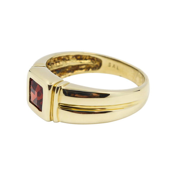 Square Garnet Dress Ring set in 9 kt Yellow Gold