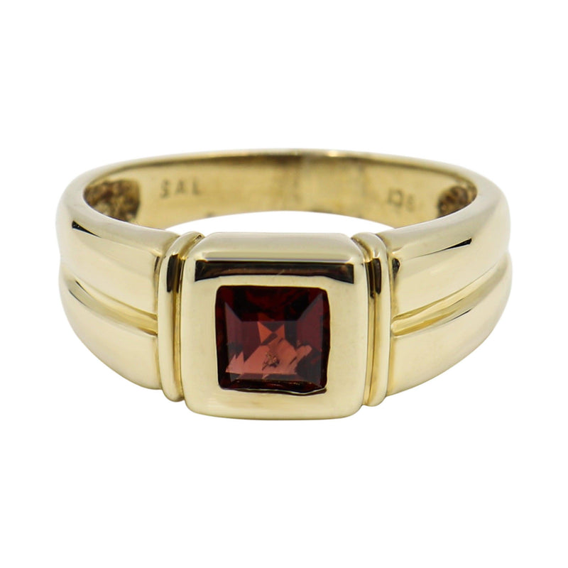 9 kt Yellow Gold and Garnet Dress Ring