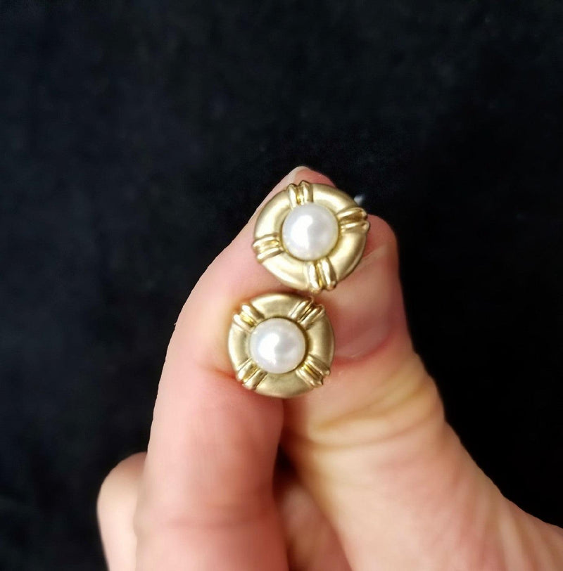 9 kt Airbrushed Pearl Studs set in Yellow Gold