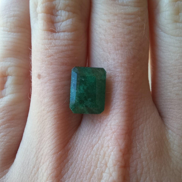 4.25ct Emerald Stone with close up view - cape diamond exchange