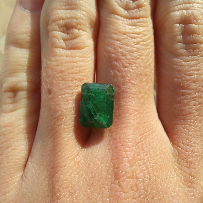 4.25ct Emerald Stone with light view - cape diamond exchange