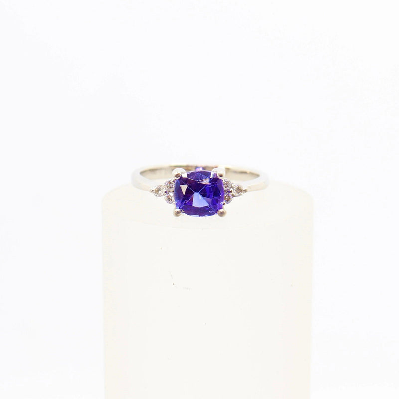 Diamond and Tanzanite Dress Ring in 18 kt White Gold