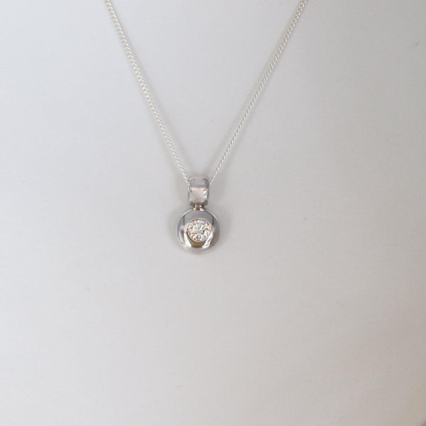 Platinum doughnut pendant with a diamond - Cape Diamond Exchange