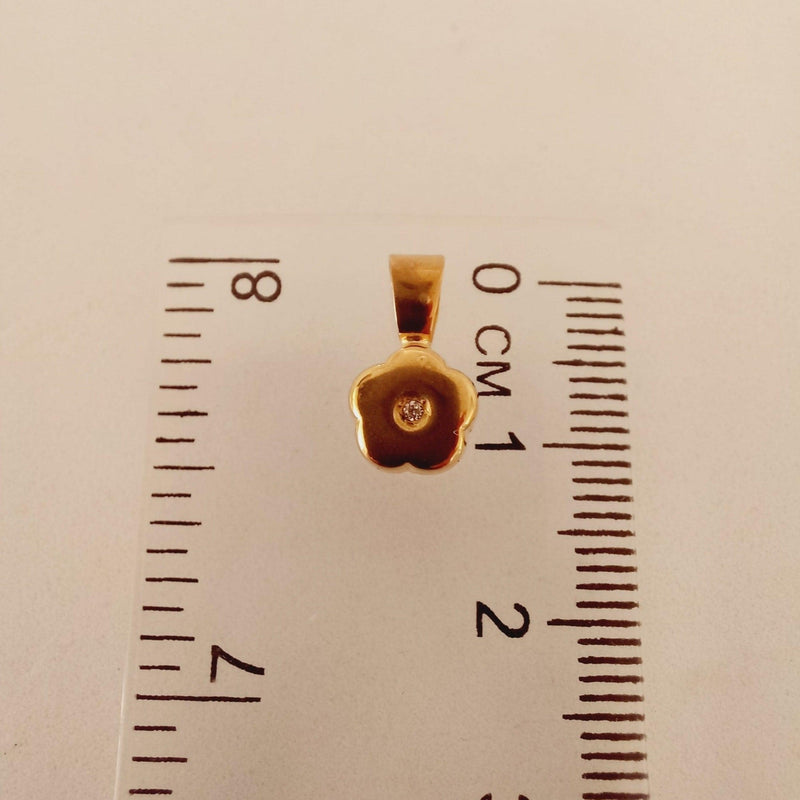 Yellow Gold Clover Pendant measurements - cape diamond exchange