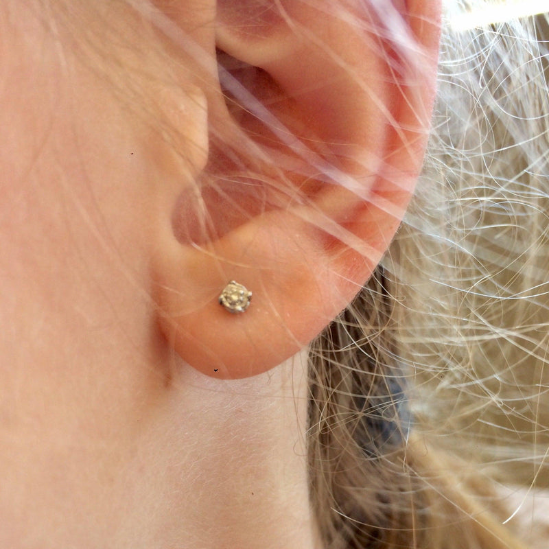 9 kt white gold small diamond earrings 